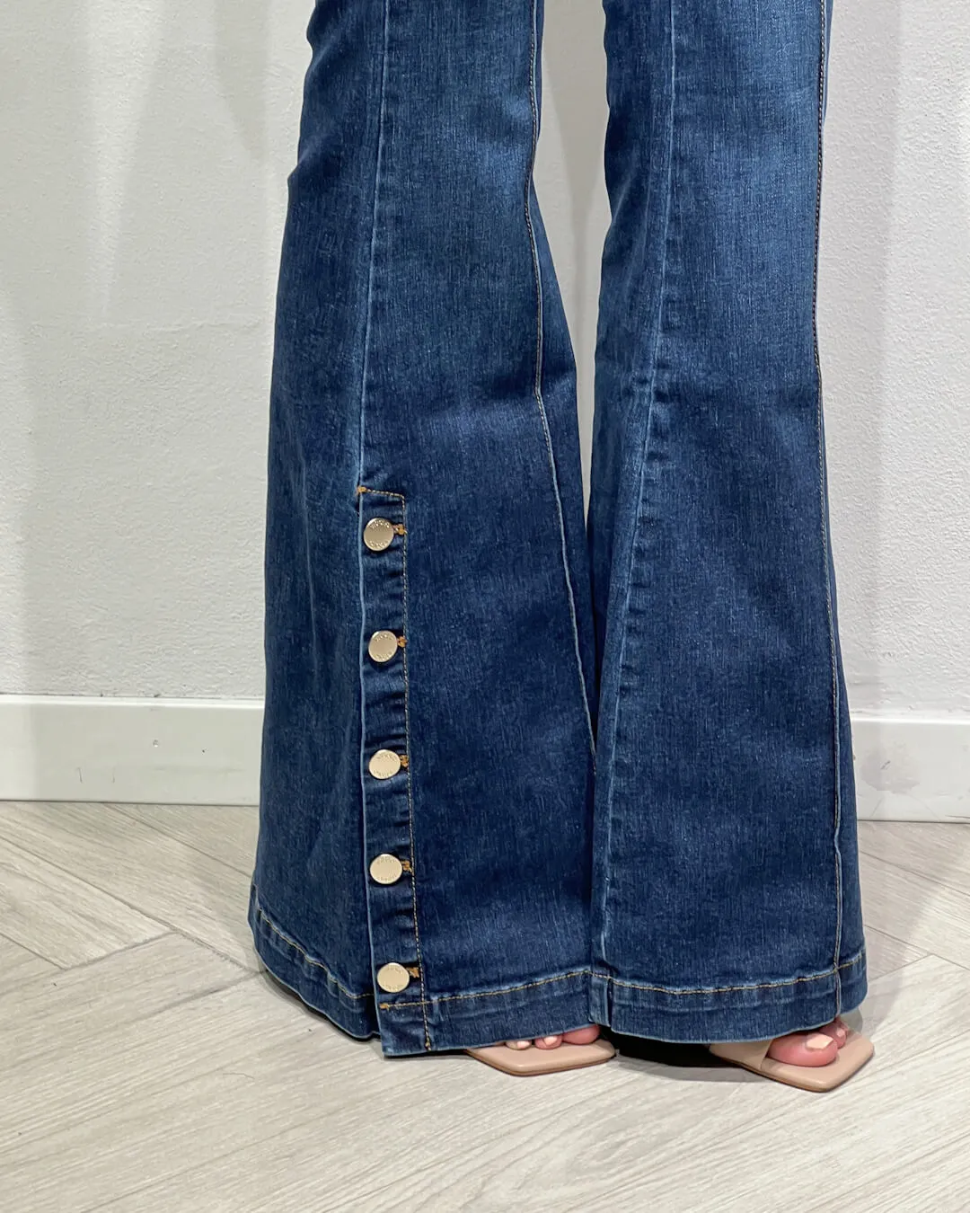 -JEANS FLARE CON BOTTONI DORATI – MARTA – VICOLO