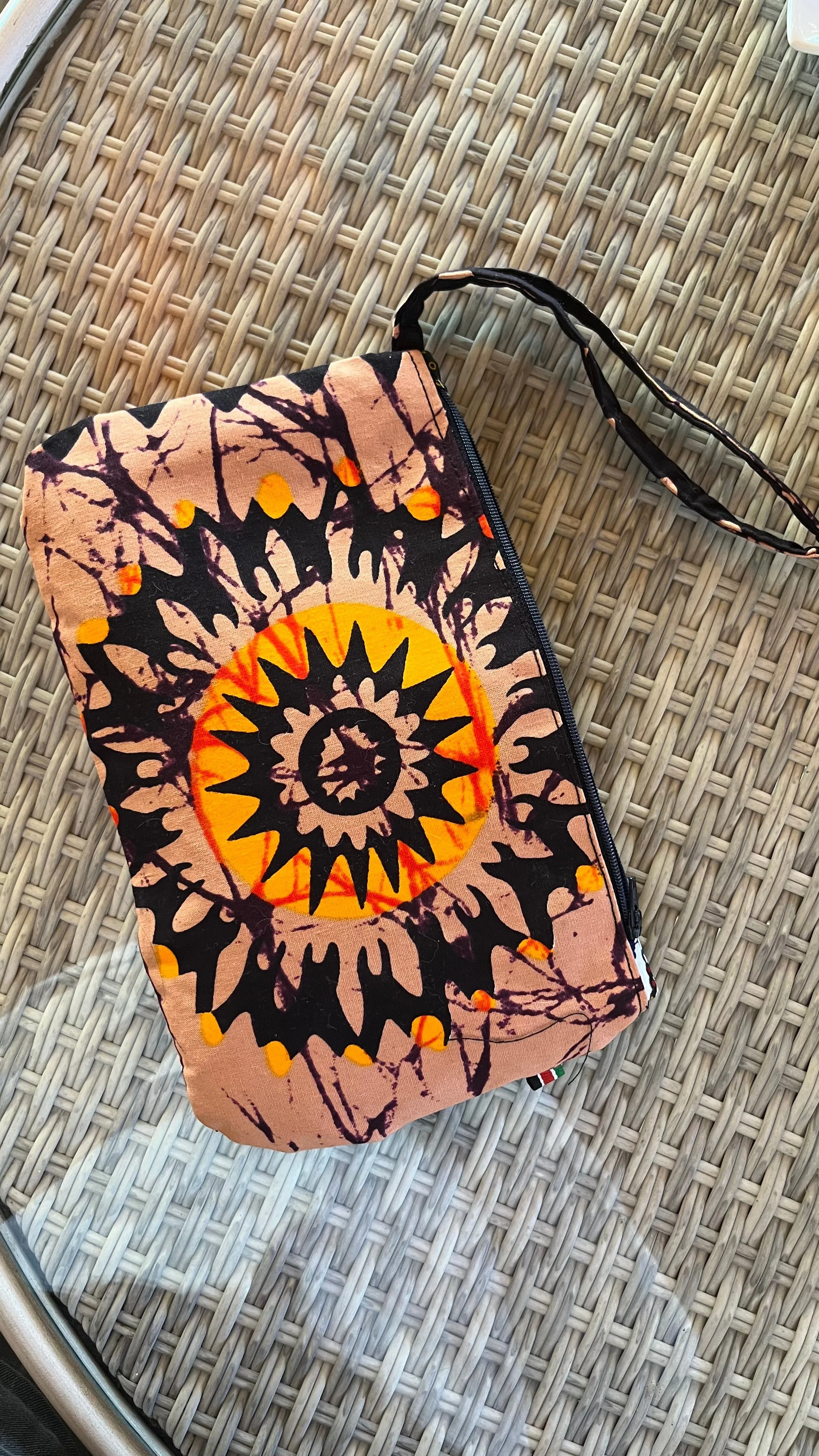 Mikono Zawadi Clutch bag
