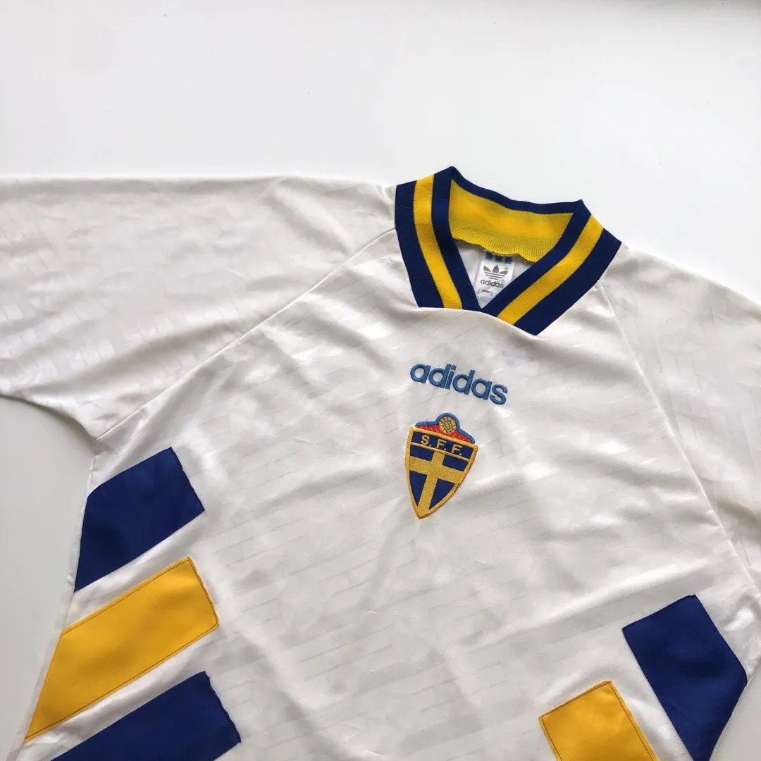Sweden Original Adidas 1994/1996 Away Vintage Football Shirt Medium